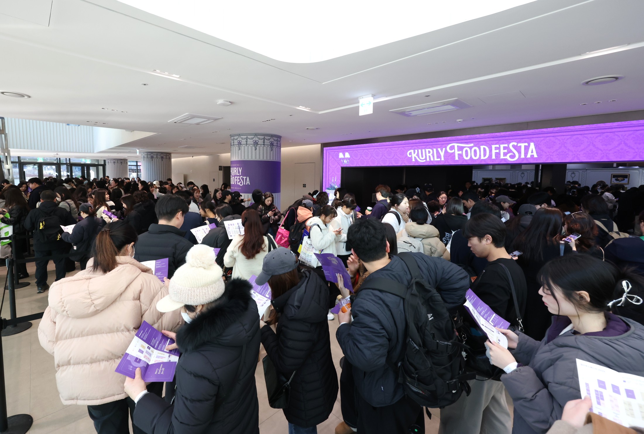 [사진1]관람객들이 줄을 서서 입장하고 있다.