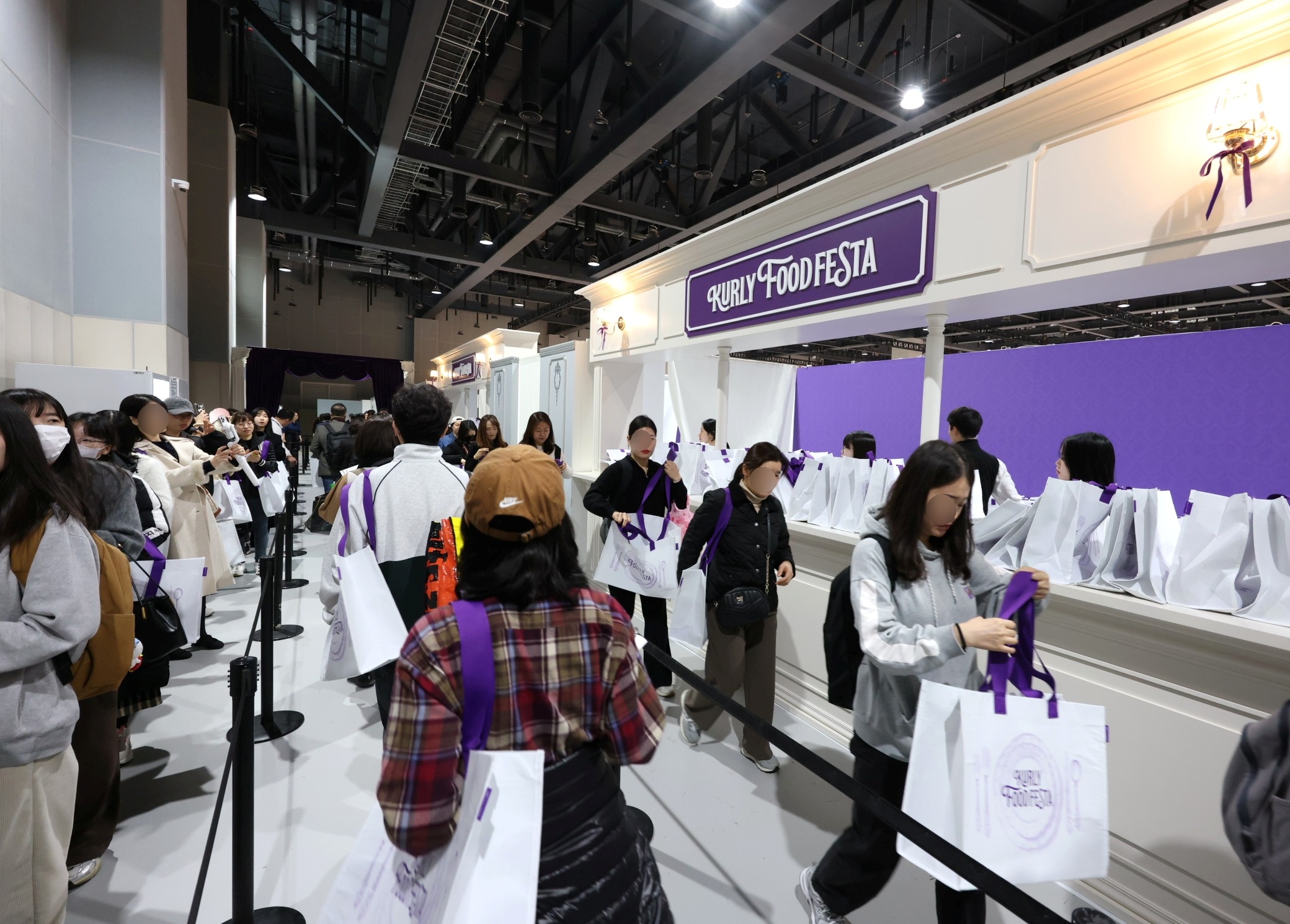 [사진2]관람객들이 페스타 선물을 받고 있다.