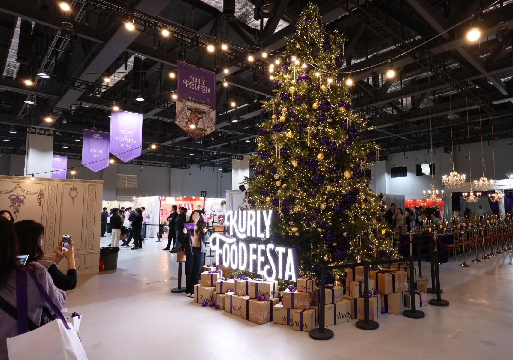 [사진2] ‘컬리푸드페스타 2025’ 홀리데이 테이블(holiday table) 콘셉트로 구현된 대형 크리스마스 트리와 40인용 식탁은 방문객들의 인기 포토존으로 발길을 사로잡았다.