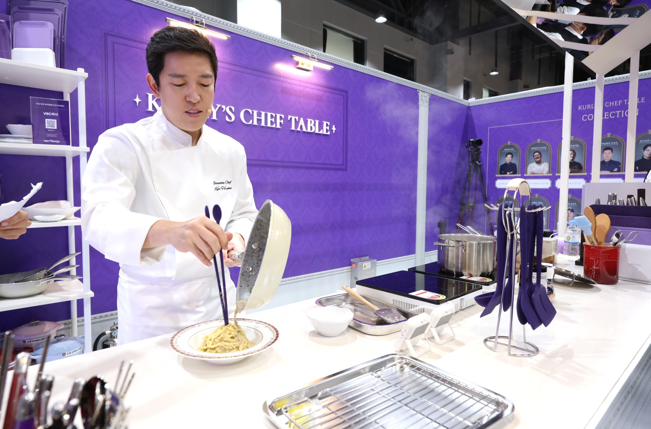 [사진3]김호윤 셰프가 '셰프의 테이블'에서 쿠킹쇼를 선보이고 있다.