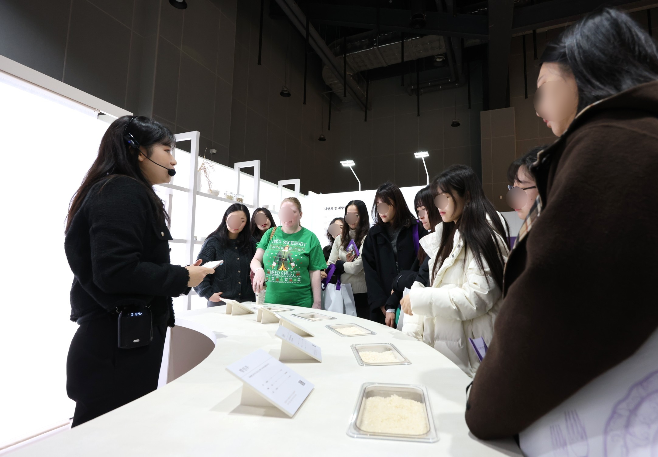 [사진4]쌀 도슨트가 '라이스테이블'에서 다섯 가지 품종을 설명하고 있다.